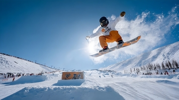 滑雪板跳跃特技雪景运动摄影图