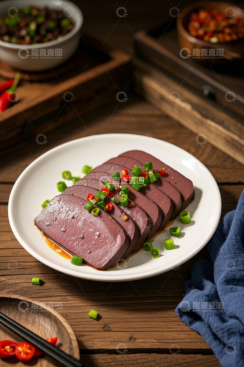 高清大图下载【趣麦麦图】木桌摆盘的凉拌猪血