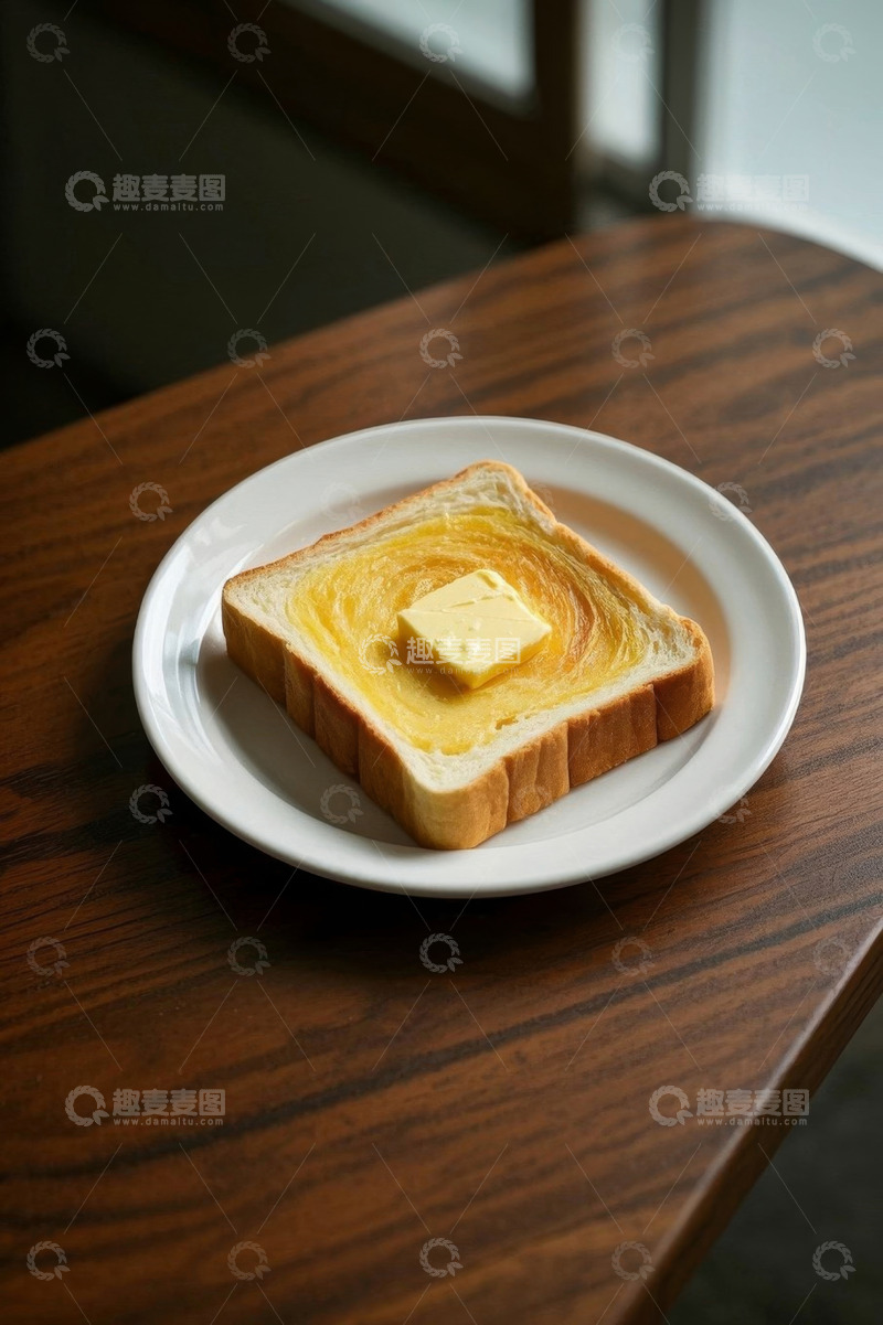 高清大图下载【趣麦麦图】木桌上白盘内的黄油吐司