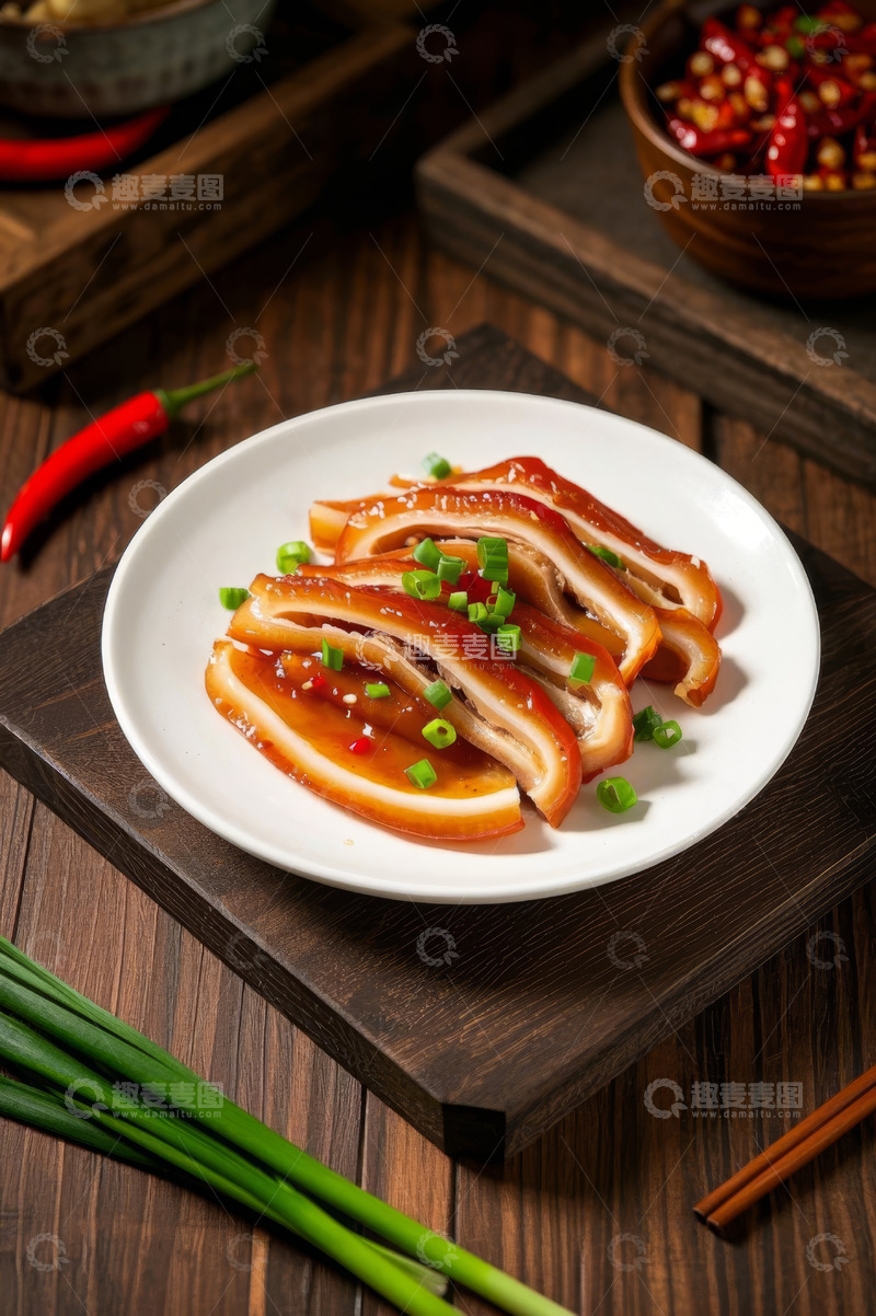 高清大图下载【趣麦麦图】木桌上的美味卤味猪耳