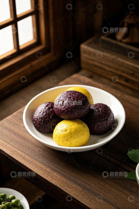 木桌上白盘里的彩色面食