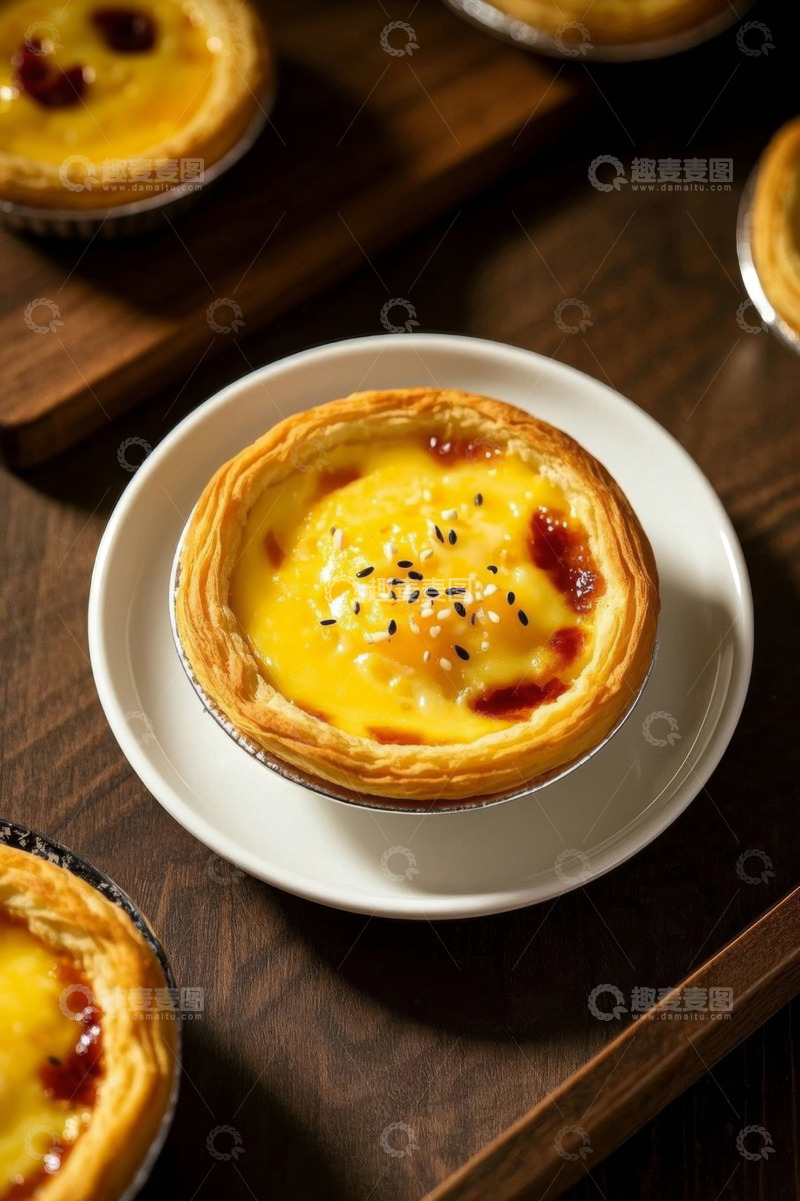 高清大图下载【趣麦麦图】木桌上摆放的美味蛋挞