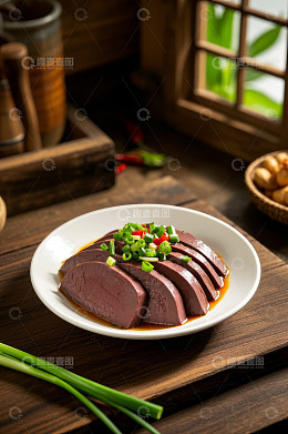木桌上的凉拌猪血美食