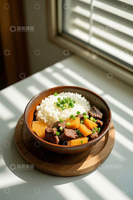 窗边木碗装牛肉米饭美食