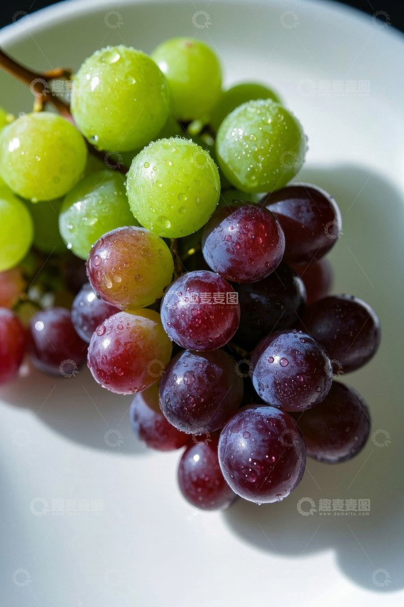 高清大图下载【趣麦麦图】盘中新鲜葡萄特写
