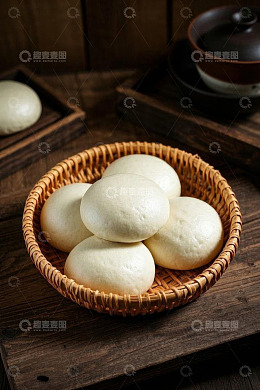 竹篮里的白面馒头静物素材