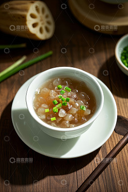 碗装葱花点缀的特色美食