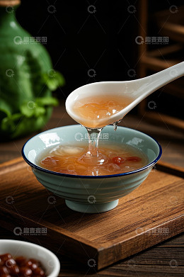 木盘上碗装桃胶羹特写