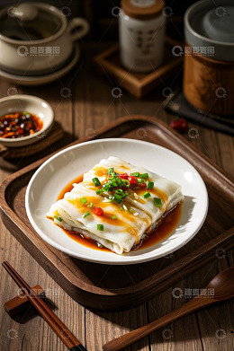 木盘盛放的中式肠粉美食