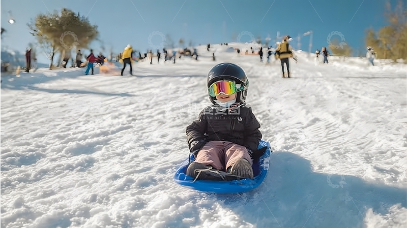 高清大图下载【趣麦麦图】冬日雪地儿童雪橇玩乐