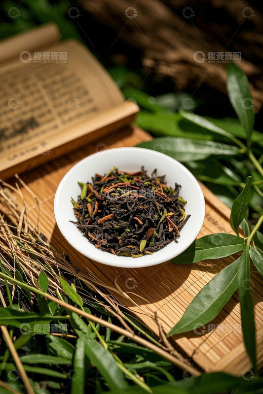 碗装茶叶与古籍竹席绿植组合