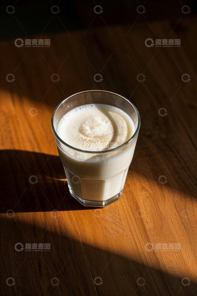高清大图下载【趣麦麦图】木桌上玻璃杯装的牛奶饮品