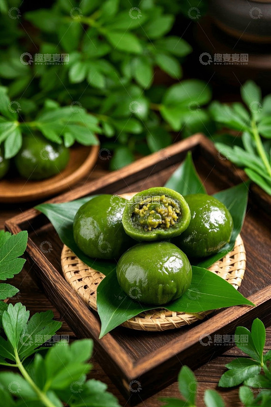 青团特写搭配绿叶装饰