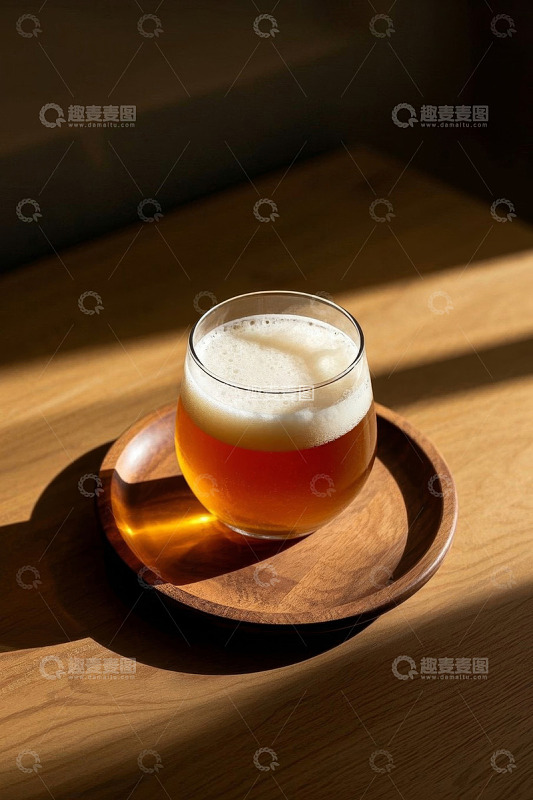 木盘上的玻璃杯装啤酒