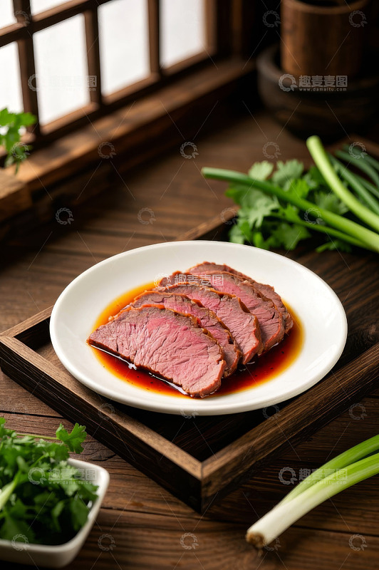 中式木桌上的酱牛肉摆盘
