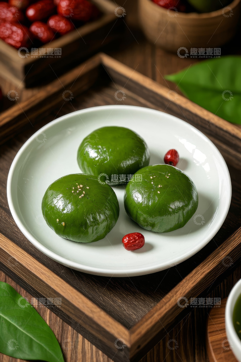 高清大图下载【趣麦麦图】木盘上的青团与红枣