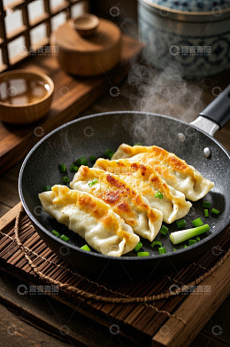 煎锅中的美味饺子