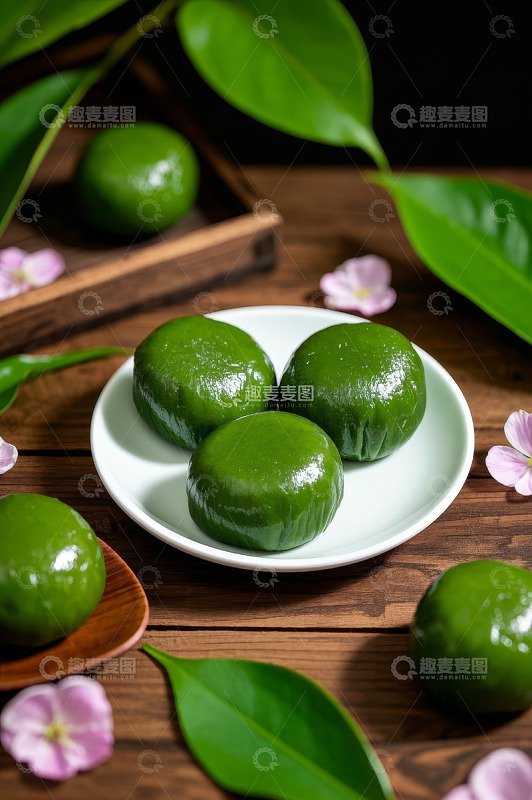 木质桌面上的青团美食
