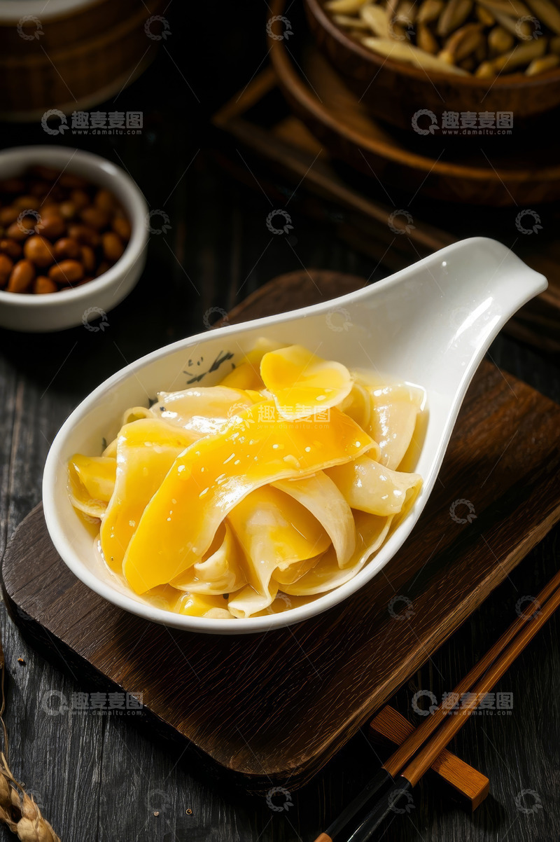 高清大图下载【趣麦麦图】-白瓷勺装美味黄色食材