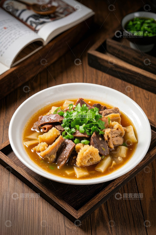 木桌上的牛肉米粉美食