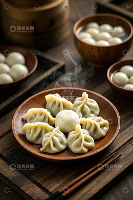 木盘盛放的饺子与汤圆美食