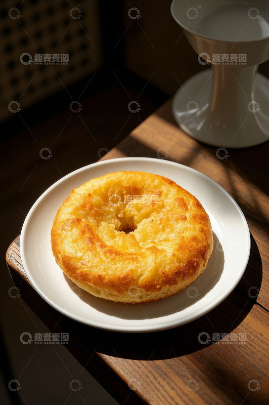 木桌上白色盘子里的美味糕点