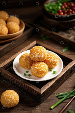 中式木盘装芝麻丸子美食