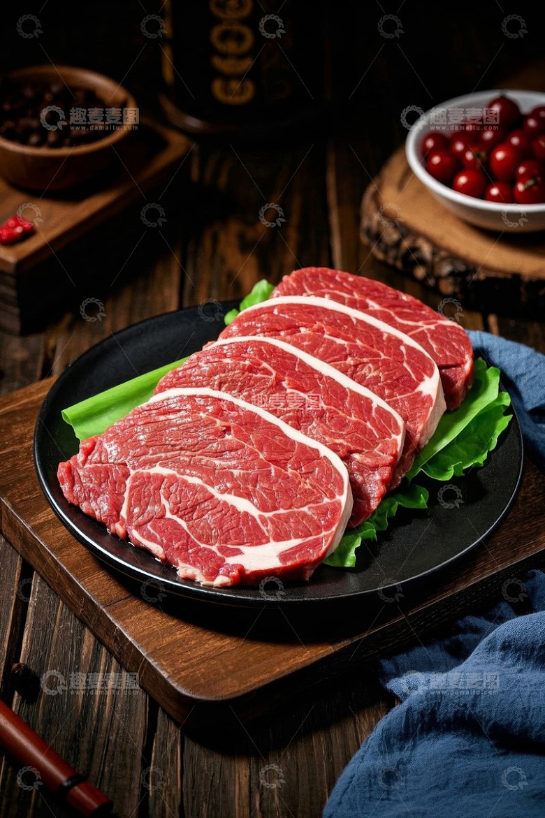 木盘上摆放的新鲜生牛肉片