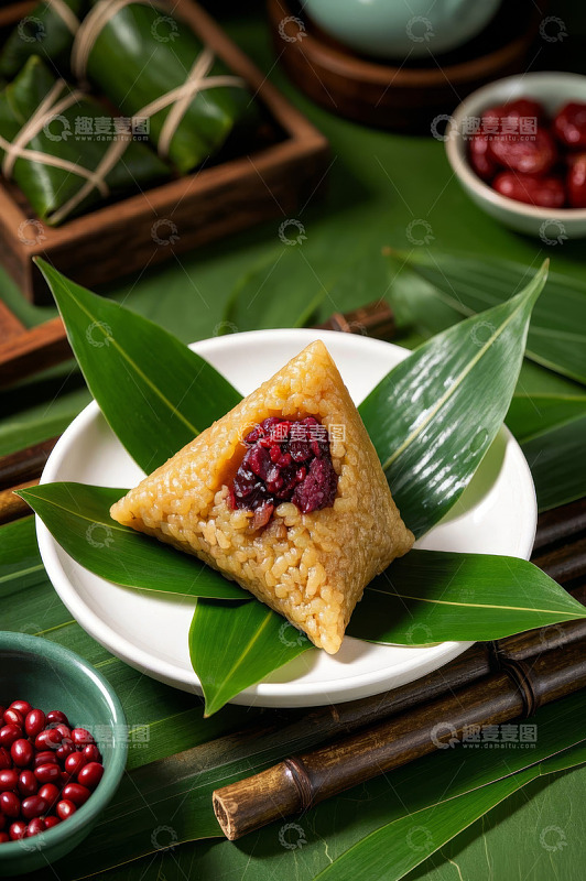 盘中美味粽子特写