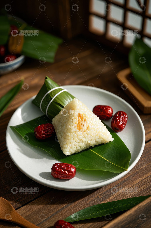 传统粽子与红枣摆盘特写