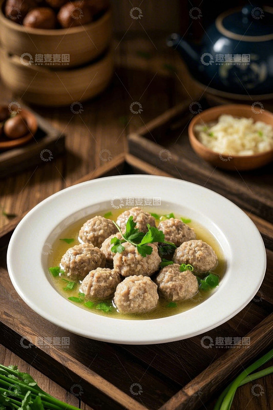 木盘上的肉丸菜品特写