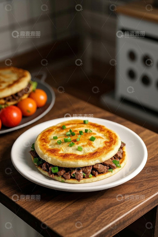 牛肉煎饼摆放在木质台面上