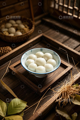 木盘上瓷碗装的手工汤圆