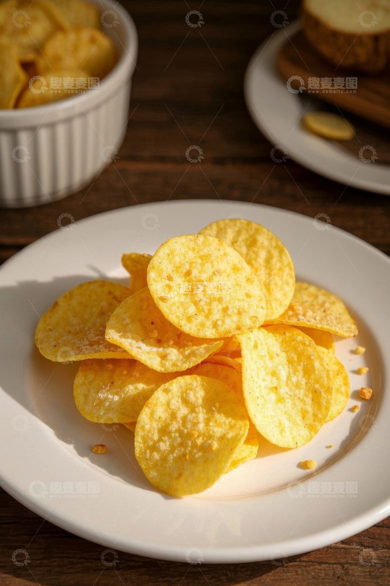 高清大图下载【趣麦麦图】木桌上白盘装着的美味薯片
