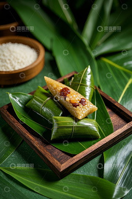 木盘上摆放的美味粽子