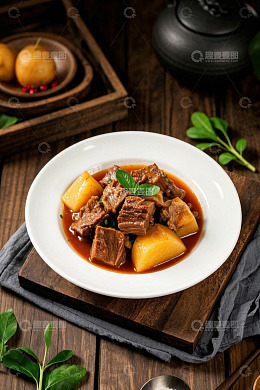 木桌摆盘红烧牛肉土豆美食