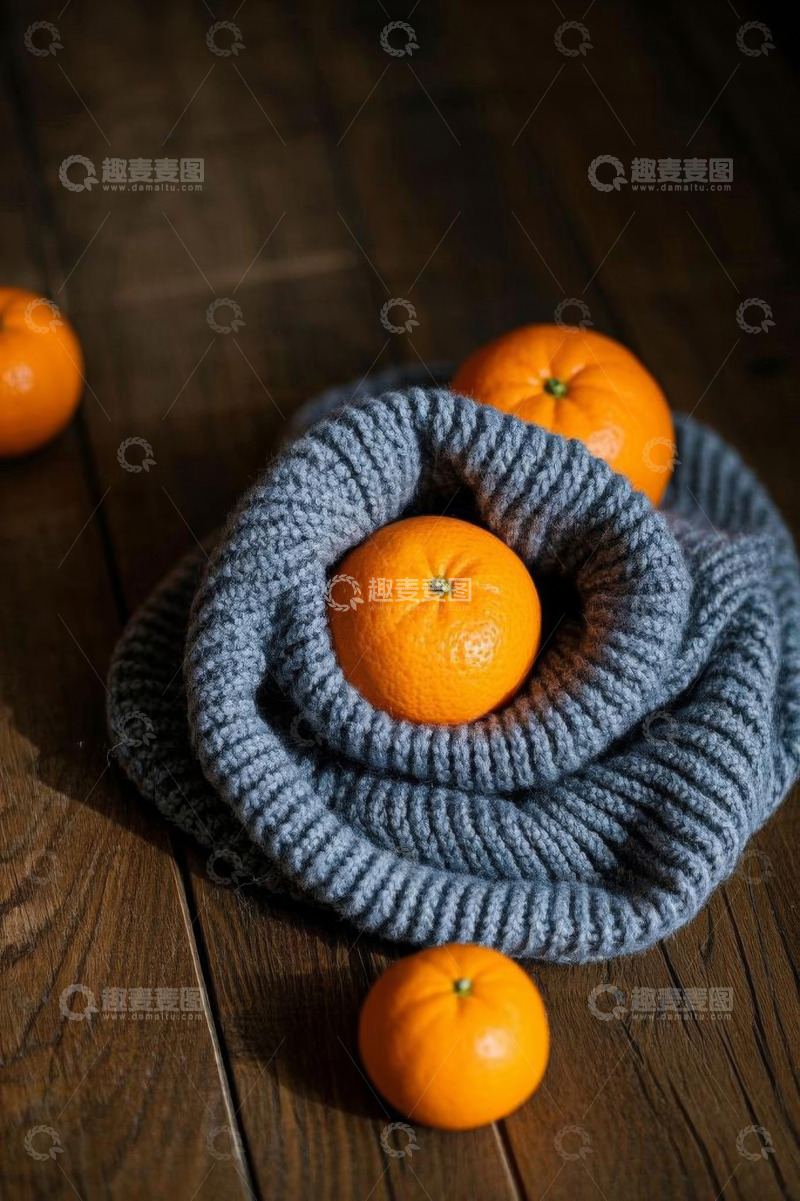 高清大图下载【趣麦麦图】木质桌面上围巾与橘子静物
