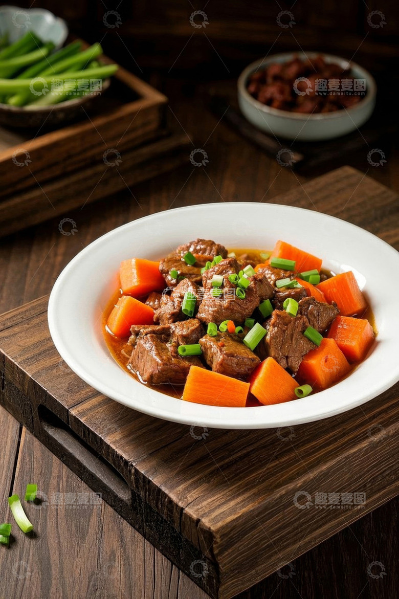 木盘上的胡萝卜炖牛肉美食