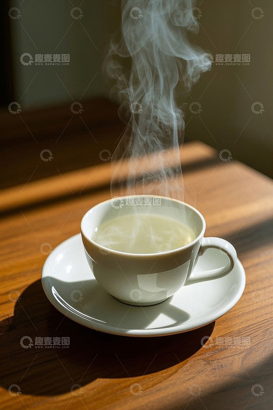 木桌上热气腾腾的白色茶杯