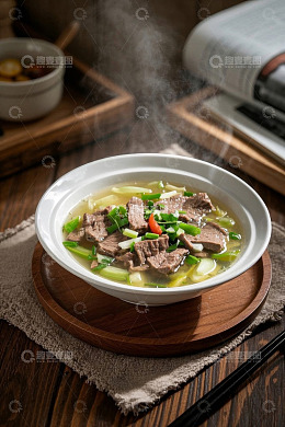木盘上的牛肉蔬菜汤特写