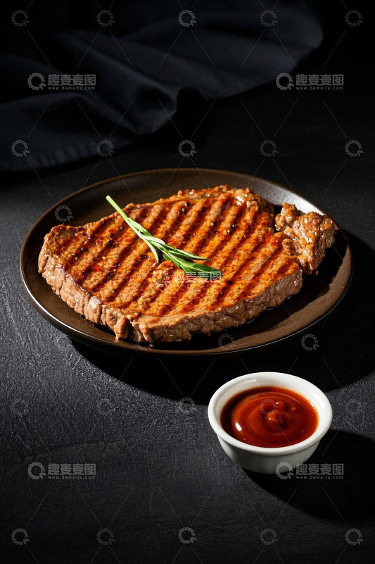 摆盘精致的牛排与蘸酱