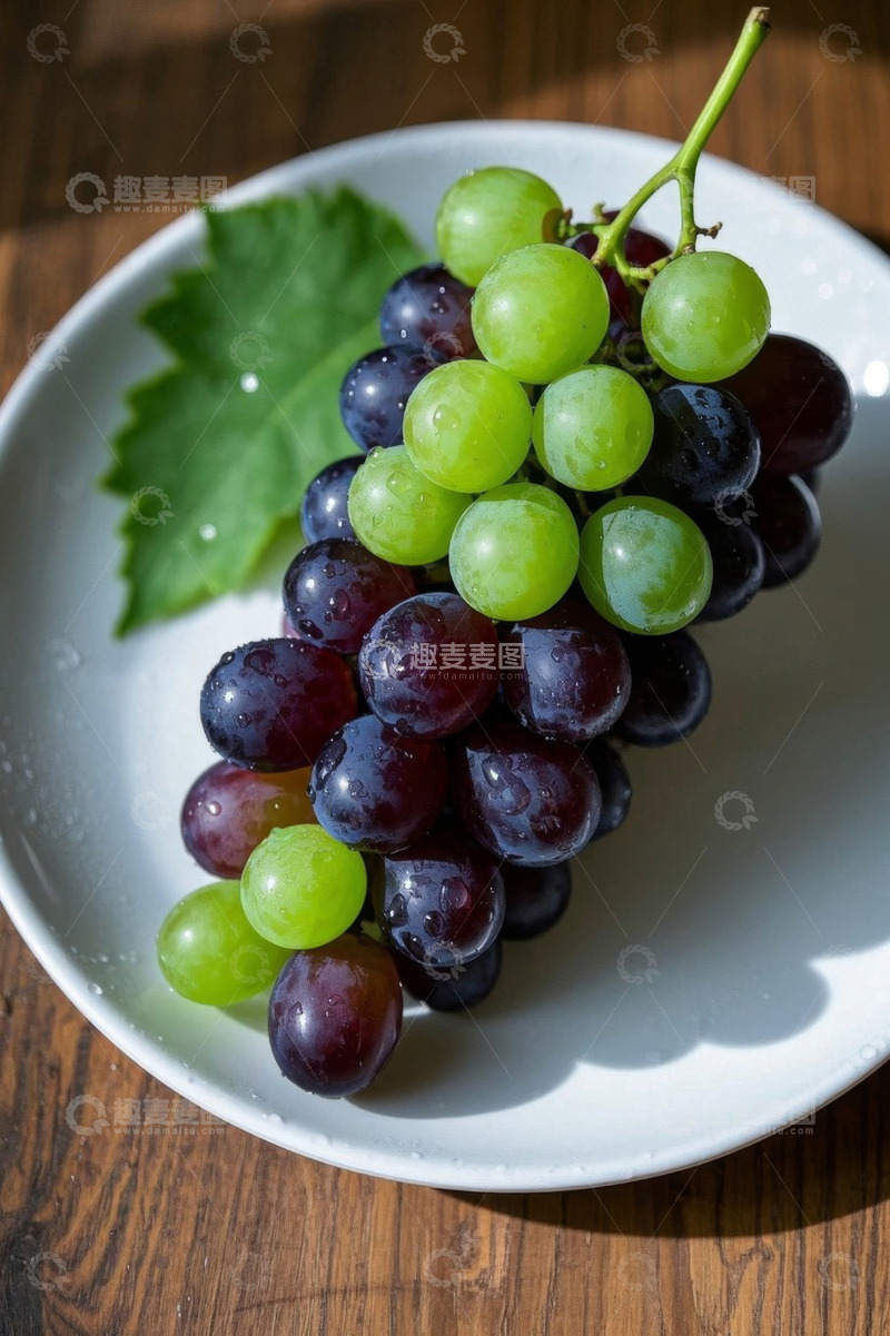 高清大图下载【趣麦麦图】盘中新鲜葡萄特写