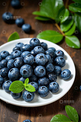 白色盘子里的新鲜蓝莓