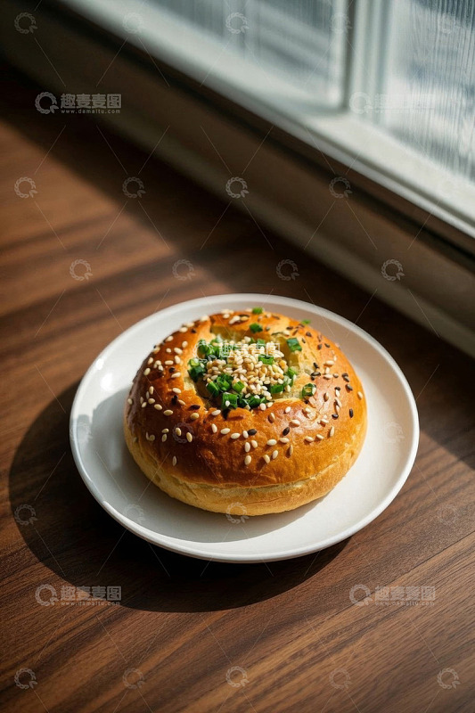 窗边木桌上的美味面包