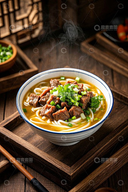 中式木桌上的牛肉粉