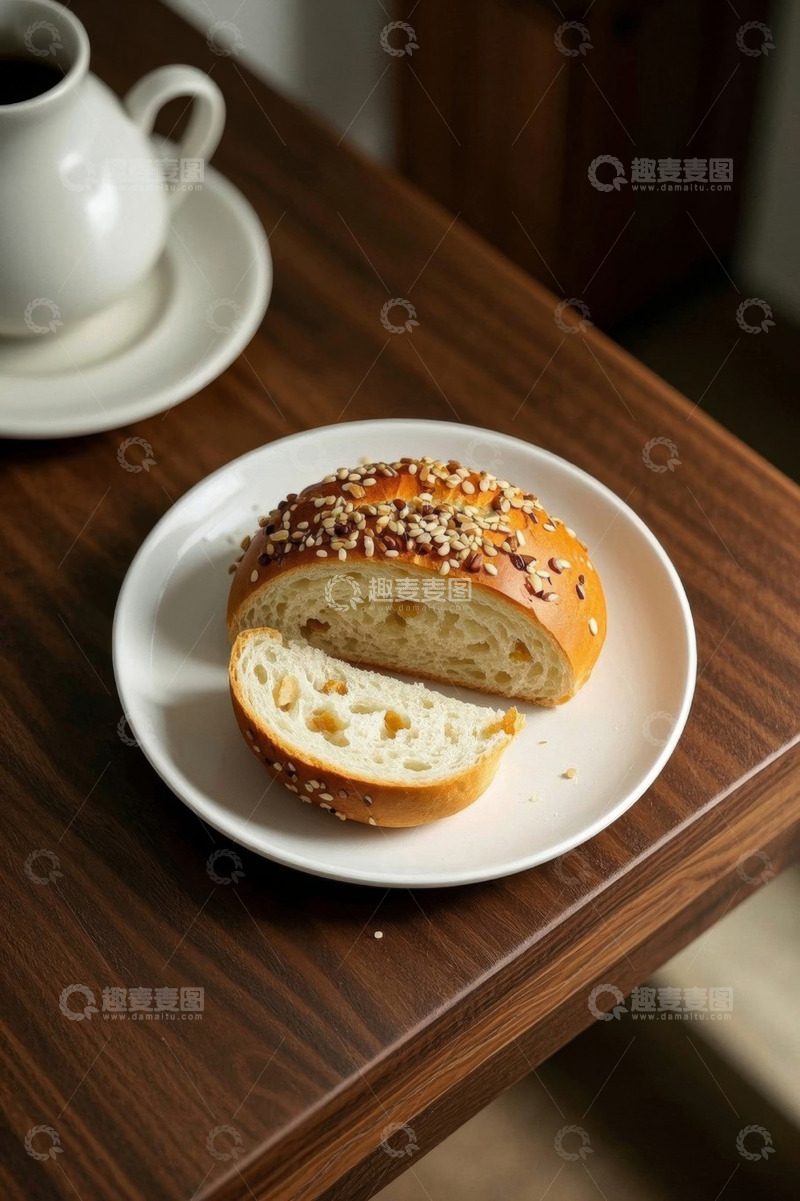 高清大图下载【趣麦麦图】木桌上白盘里的美味面包