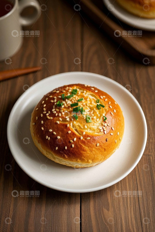 木桌上盘子里的美味面包