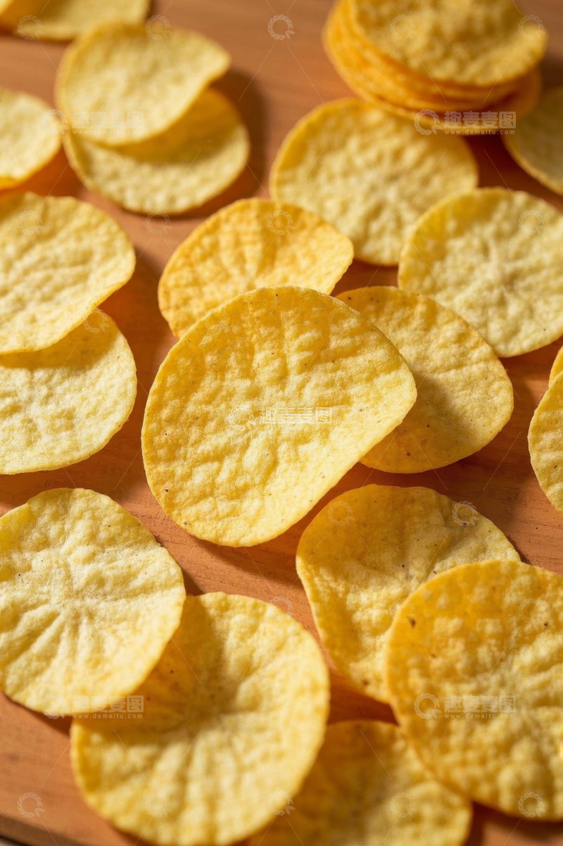 高清大图下载【趣麦麦图】散落木桌上的薄脆薯片