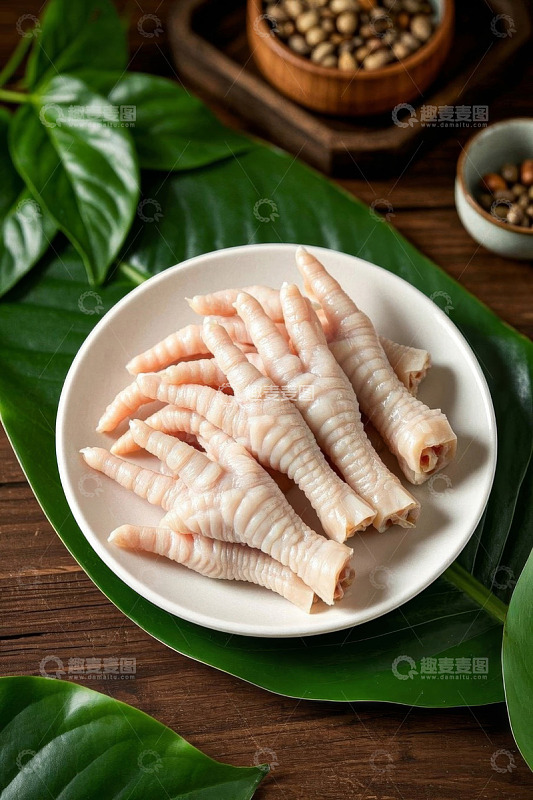 白色瓷盘上摆放的新鲜鸡爪