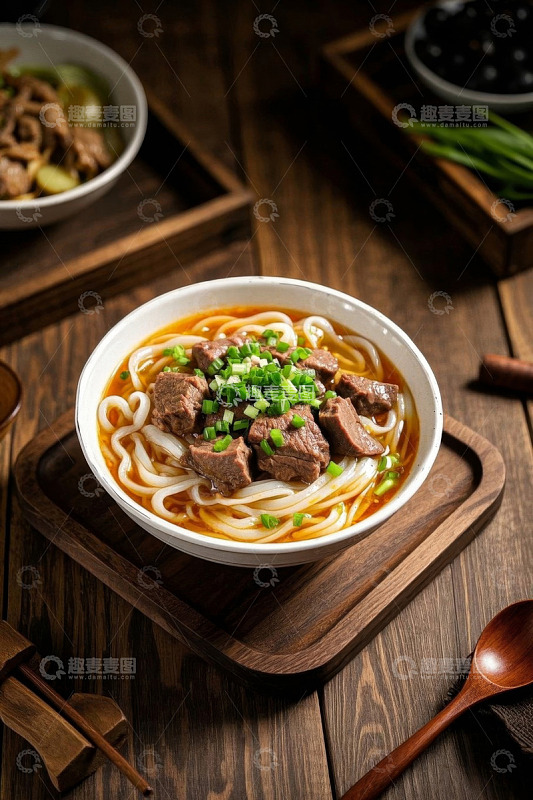 木盘上的牛肉粉特写